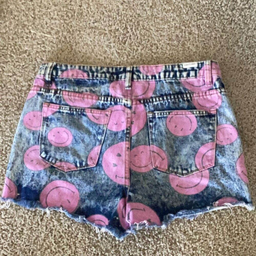 Almost Famous Smiley Face Cut Off Jean Shorts Women’s 9 High Rise Denim - Picture 7 of 9